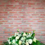 Almohadón de rosas blancas