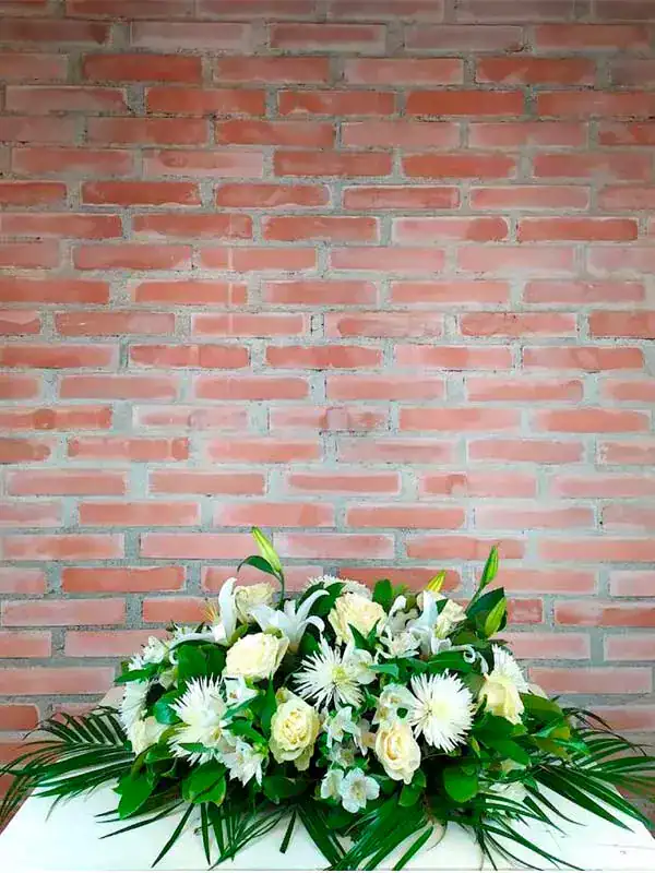 Almohadón de rosas blancas