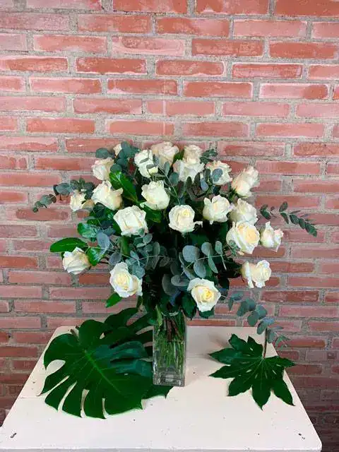 Ramo funerario de rosas blancas