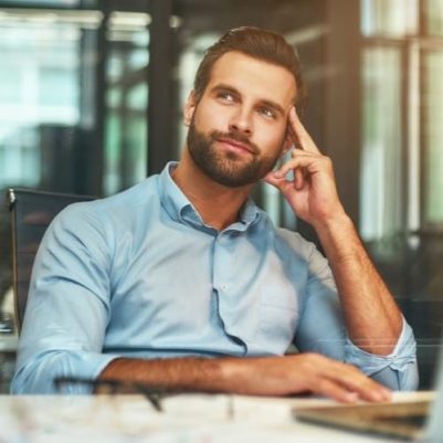 Sales professional Man zit in gedachten