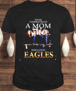 Never underestimate a mom who Eagles signatures shirt