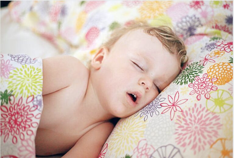 Child sleeping peacefully, illustrating signs of mouth breathing in children.