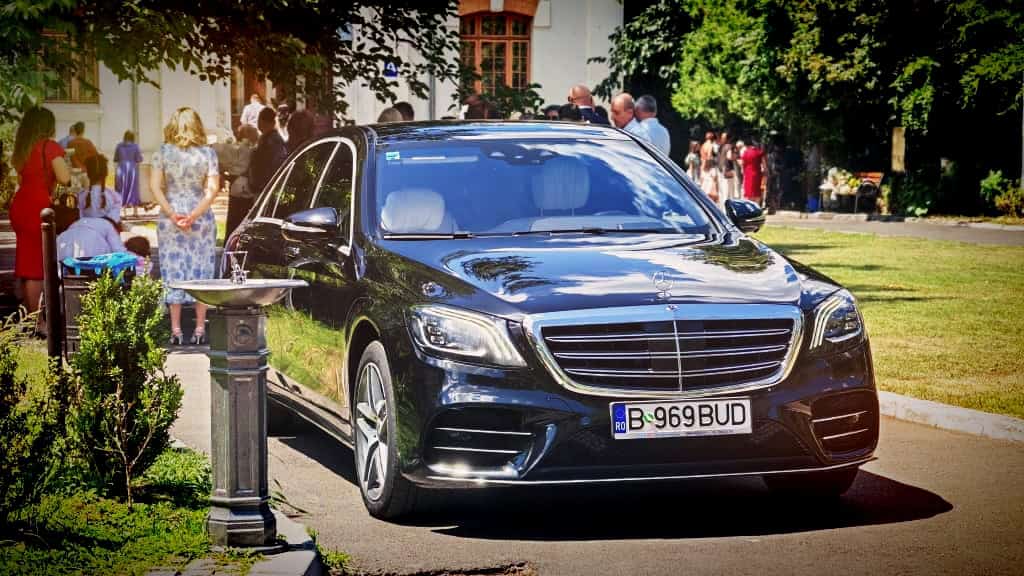 Mercedes S-Class from the Bud’s Cab fleet arriving at a private event venue