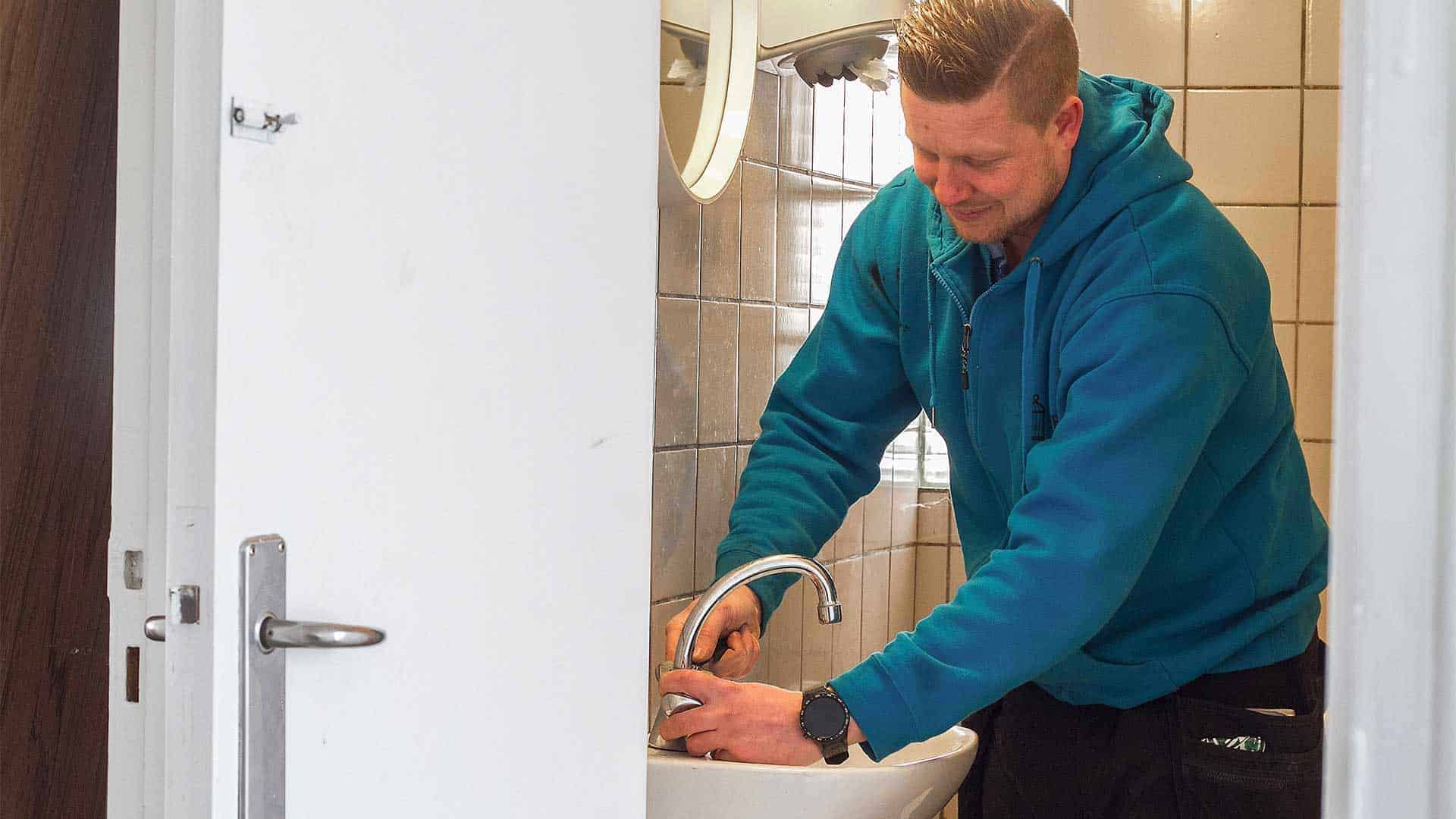 vvs installatør installerer armatur i et nyt badeværelse