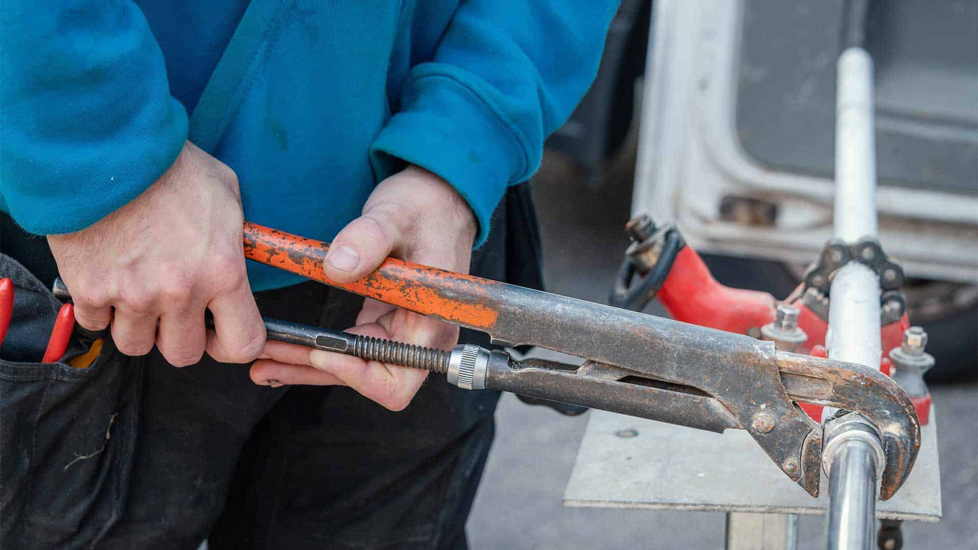 vvs installatør fra buur vvs & kloak sætter rør op