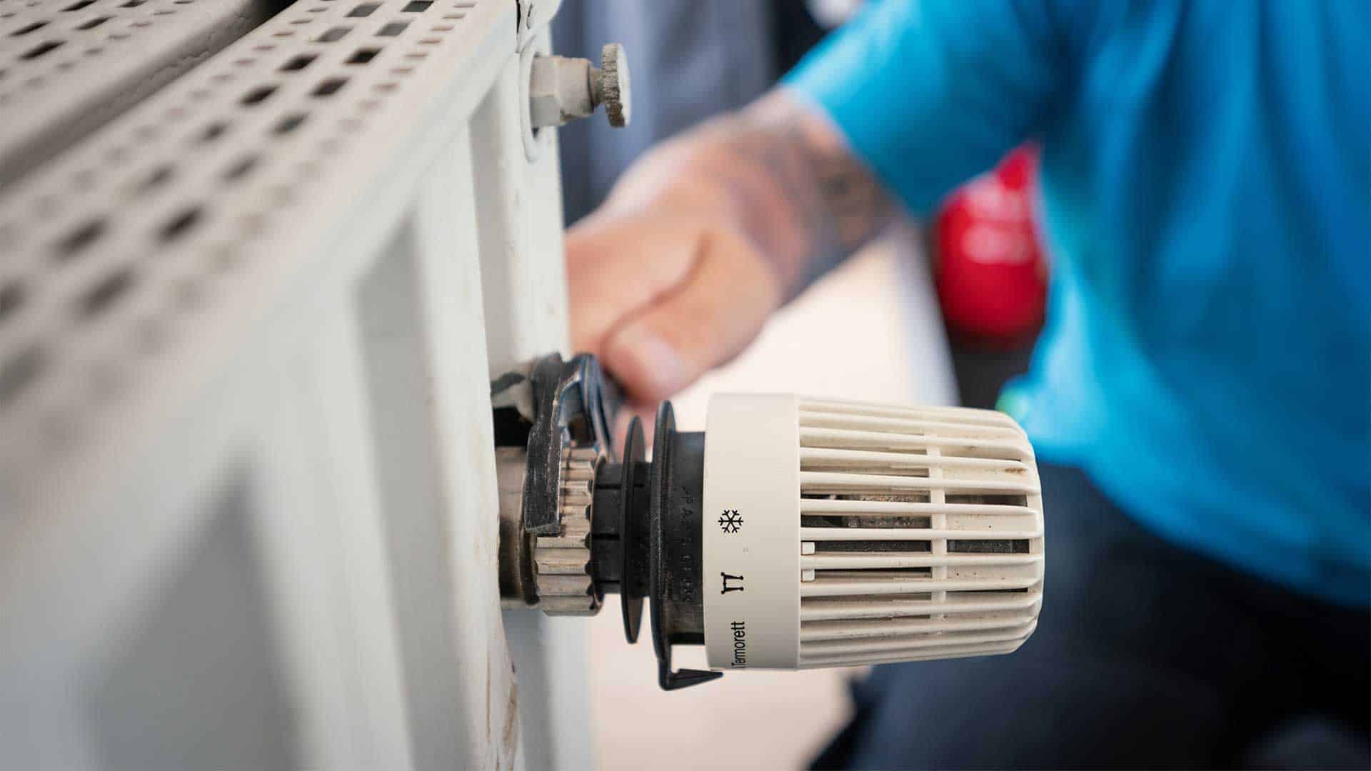 vvs installatør monterer termostater i forbindelse med varme