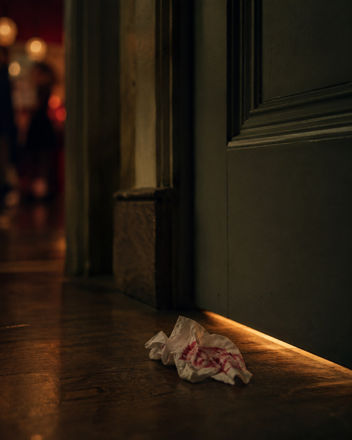 Fazzoletto con il rossetto rosso sul pavimento davanti a una porta, la festa sullo sfondo — racconto erotico pompino By Nyno