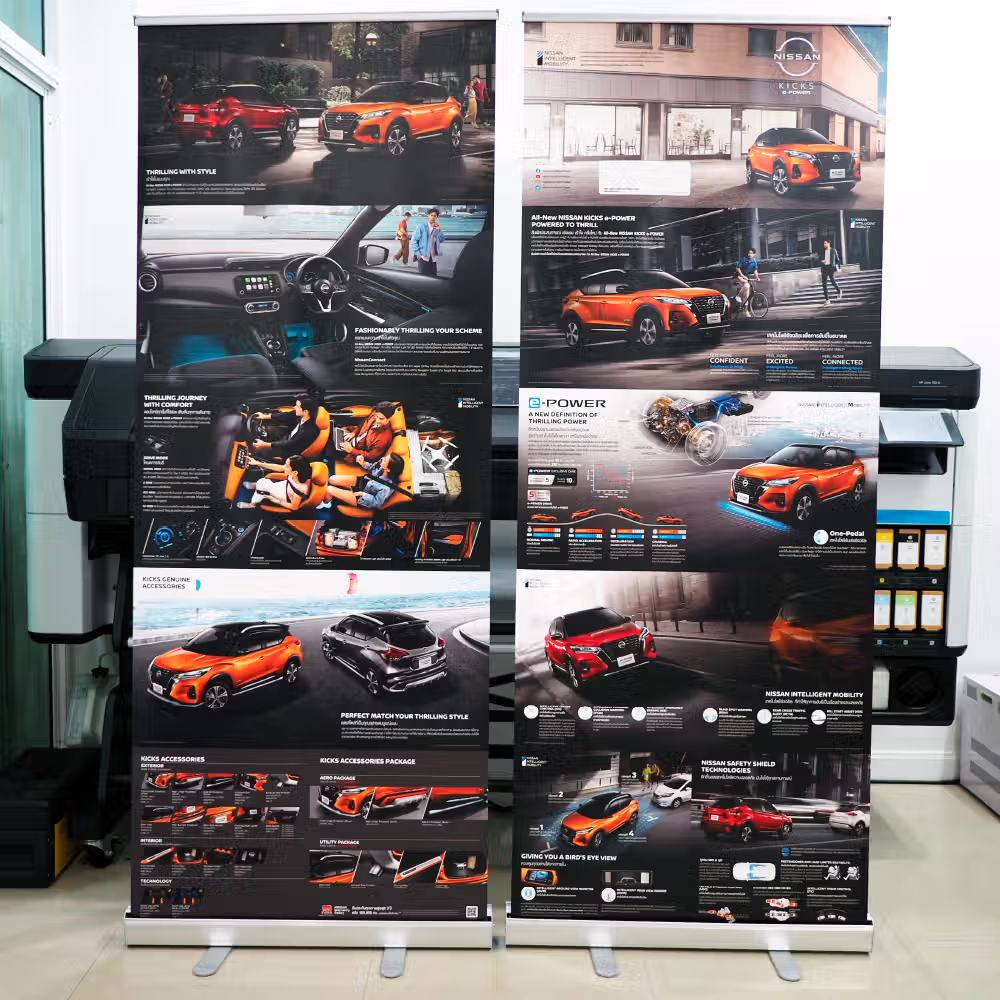 ป้ายโรลอัพรุ่นมาตรฐานสำหรับโชว์รูมรถยนต์ ขนาด 80x200 ซม. แสดงรายละเอียดสเปกรถยนต์และโปรโมชั่นใหม่