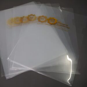แฟ้มพลาสติกใสพิเศษ พิมพ์โลโก้ด้วยเทคนิคปั๊มฟอยล์ทอง (Gold Hot Stamp) เงางาม สำหรับองค์กรระดับไฮเอนด์