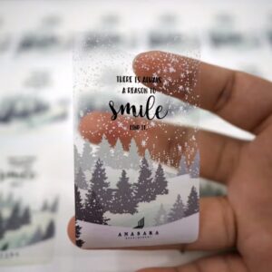 บริการพิมพ์สติกเกอร์ใสรองพื้นขาว (White Ink) ด้วยระบบดิจิทัลคุณภาพสูง ช่วยให้สี CMYK สดชัดโดดเด่นบนวัสดุใส ไม่กลืนไปกับสีของผลิตภัณฑ์ กันน้ำ กันน้ำมัน ทนทานต่อการใช้งานทุกรูปแบบ
