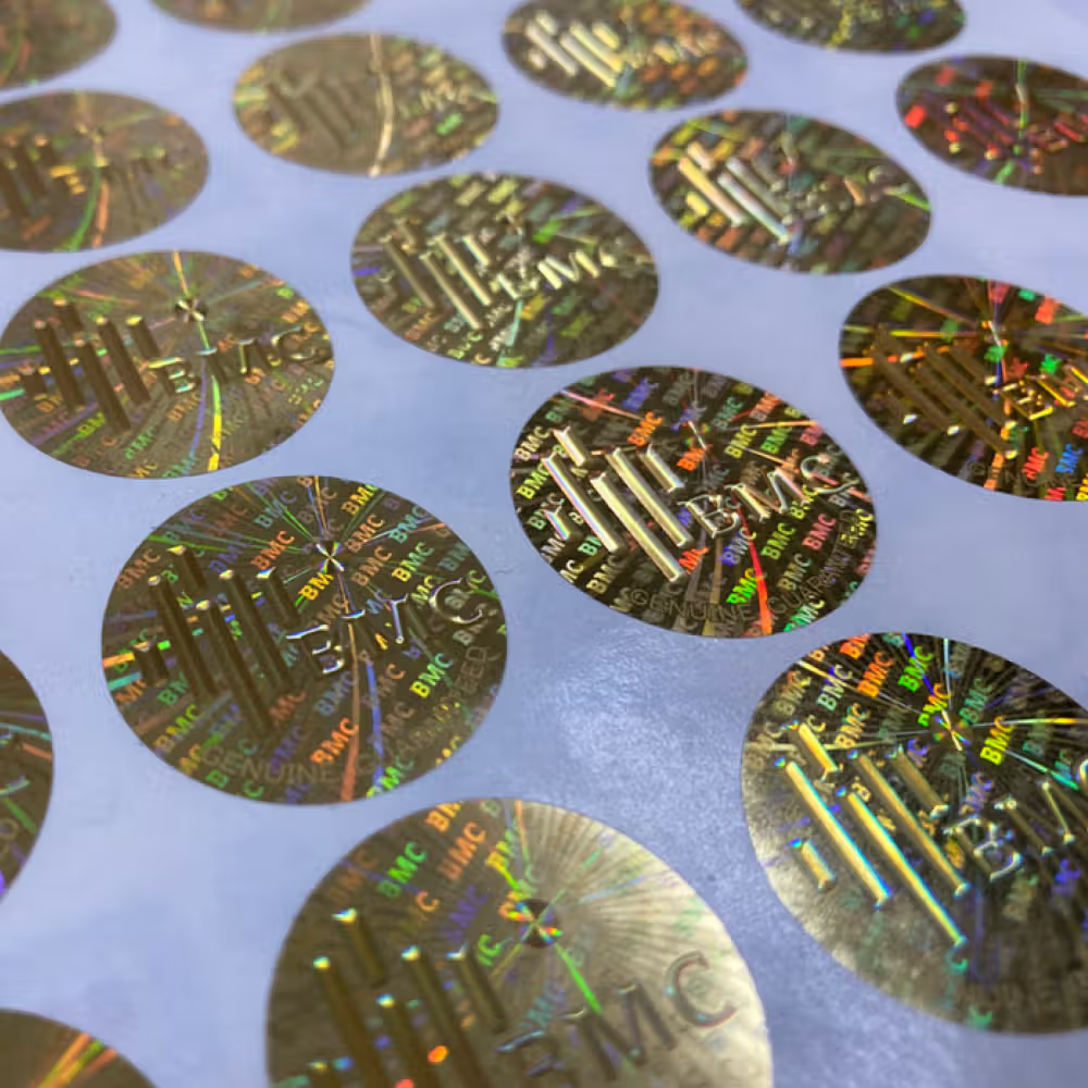 รับทำสติกเกอร์โฮโลแกรม 2D สีทอง กันปลอมระดับพรีเมียม เทคโนโลยี Master Plate ป้องกันการปลอมแปลง 100%
