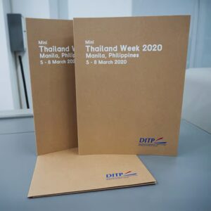 แฟ้มใส่เอกสารกระดาษคราฟท์สำหรับงานสัมมนาและงานประชุมวิชาการ ดีไซน์เรียบหรูพร้อมกระเป๋าใส่เอกสารด้านใน ช่วยสร้างความประทับใจแรกให้กับผู้ร่วมงานและเสริมภาพลักษณ์รักษ์โลกให้กับองค์กร