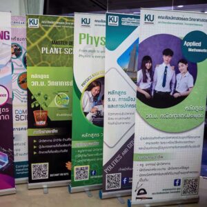 ป้ายโรลอัพ 80x200 ซม. รุ่นมาตรฐาน สำหรับงานรับสมัครนักศึกษาและแนะแนวการศึกษา โครงอลูมิเนียมพกพาง่าย พิมพ์สีสดดึงดูดสายตา