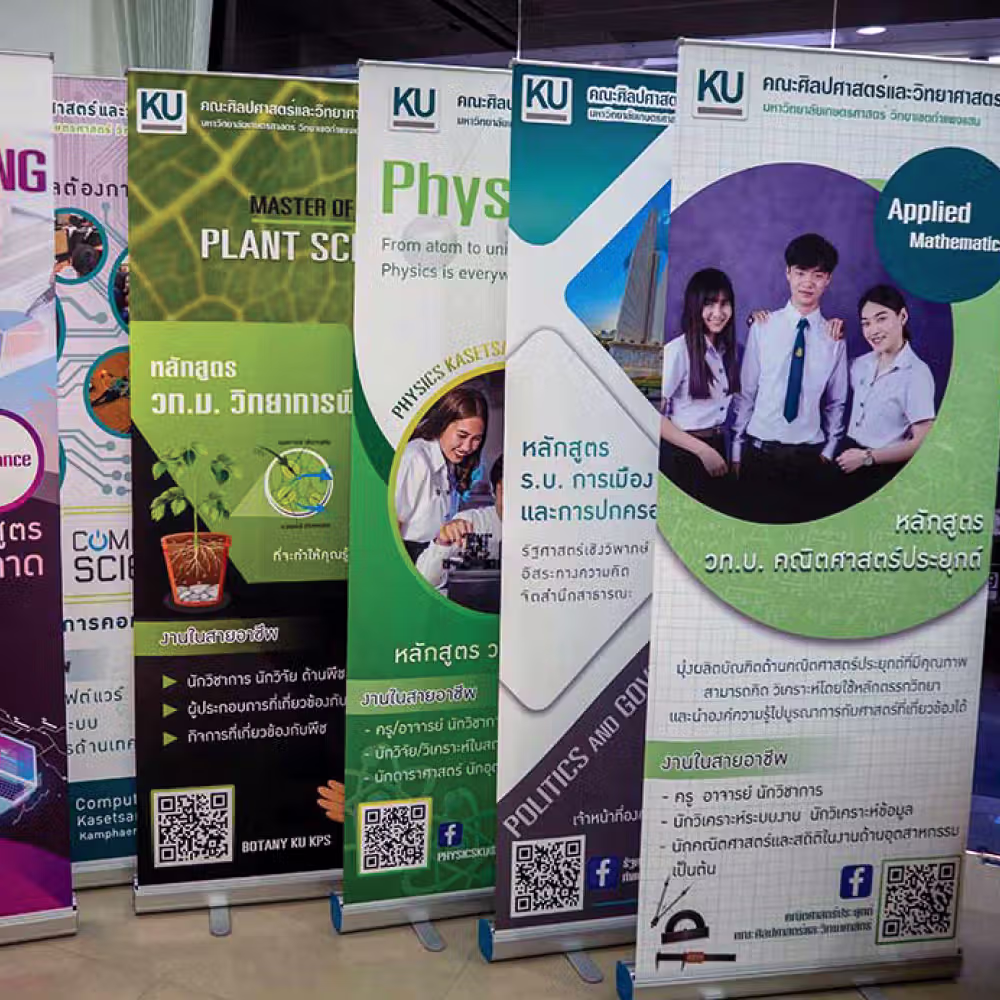 ป้ายโรลอัพ 80x200 ซม. รุ่นมาตรฐาน สำหรับงานรับสมัครนักศึกษาและแนะแนวการศึกษา โครงอลูมิเนียมพกพาง่าย พิมพ์สีสดดึงดูดสายตา