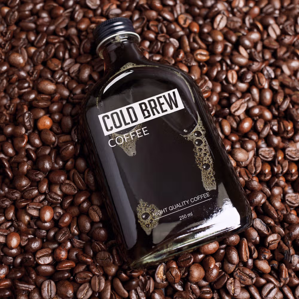 ฉลากสติกเกอร์ PP Super Clear ใสพิเศษพิมพ์หมึกขาว (White Ink) สำหรับขวดกาแฟ Cold Brew และกาแฟสกัดเย็น ให้ลุคพรีเมียมแบบ No-label look โลโก้สีขาวคมชัดโดดเด่นบนสีกาแฟเข้ม กันน้ำ 100% ทนความเย็นแช่เย็นได้ไม่หลุดลอก