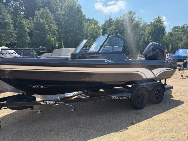 High-performance fishing boat with powerful outboard motor at Camp & Cruise. Perfect for anglers seeking adventure.