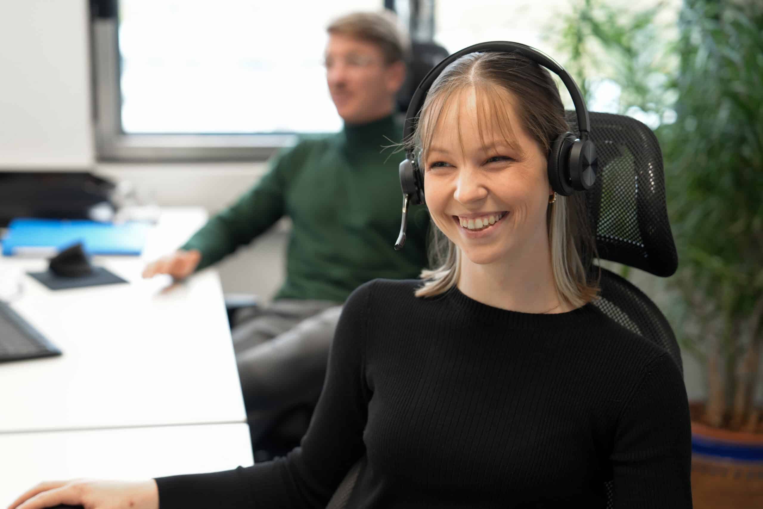Freundliche Mitarbeiterin mit Headset im Kundenservice der Campus-EW GmbH – kompetente Beratung und persönliche Betreuung.