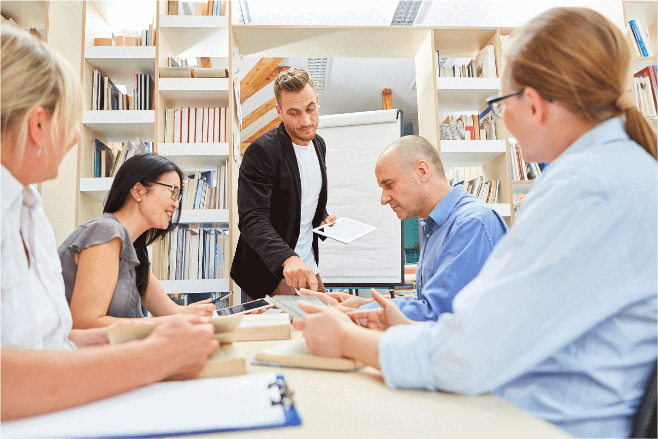 Referent im Dialog mit Teilnehmern – Weiterbildung mit sozialer Kompetenz, Empathie und vertrauensvoller Lernatmosphäre