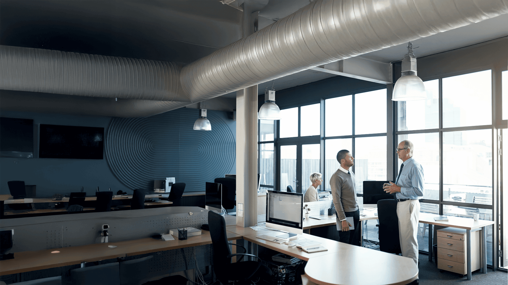 Fachgespräch in einem Verwaltungsbüro – Campus-EW unterstützt Kommunen und Behörden mit praxisnaher Weiterbildung