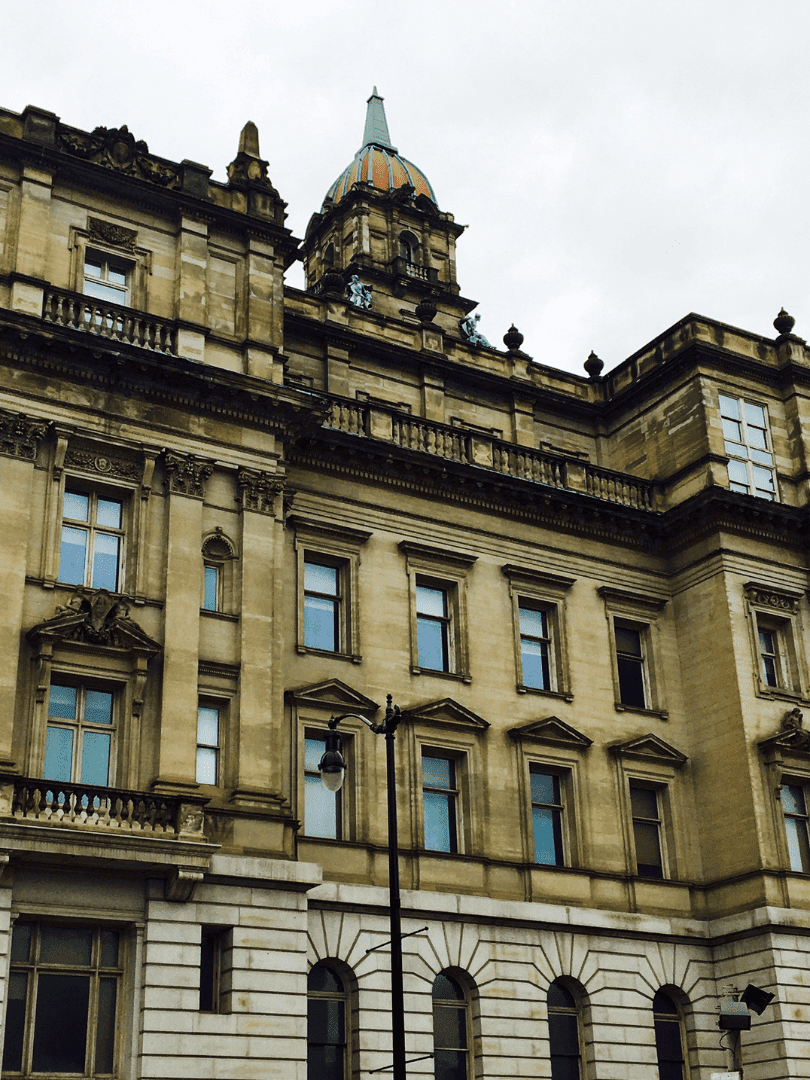 Denkmalgeschütztes historisches Gebäude mit Kuppel – Beispiel für Sanierung und Energieberatung von Baudenkmälern.