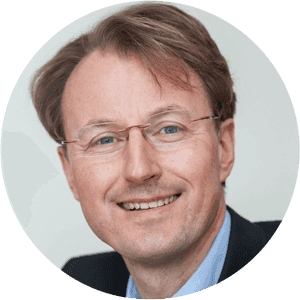 Professor lächelt während einer Vorlesung an der Campus-EW.