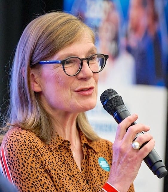 Frau mit Brille spricht in Mikrofon bei Campus-EW Veranstaltung.