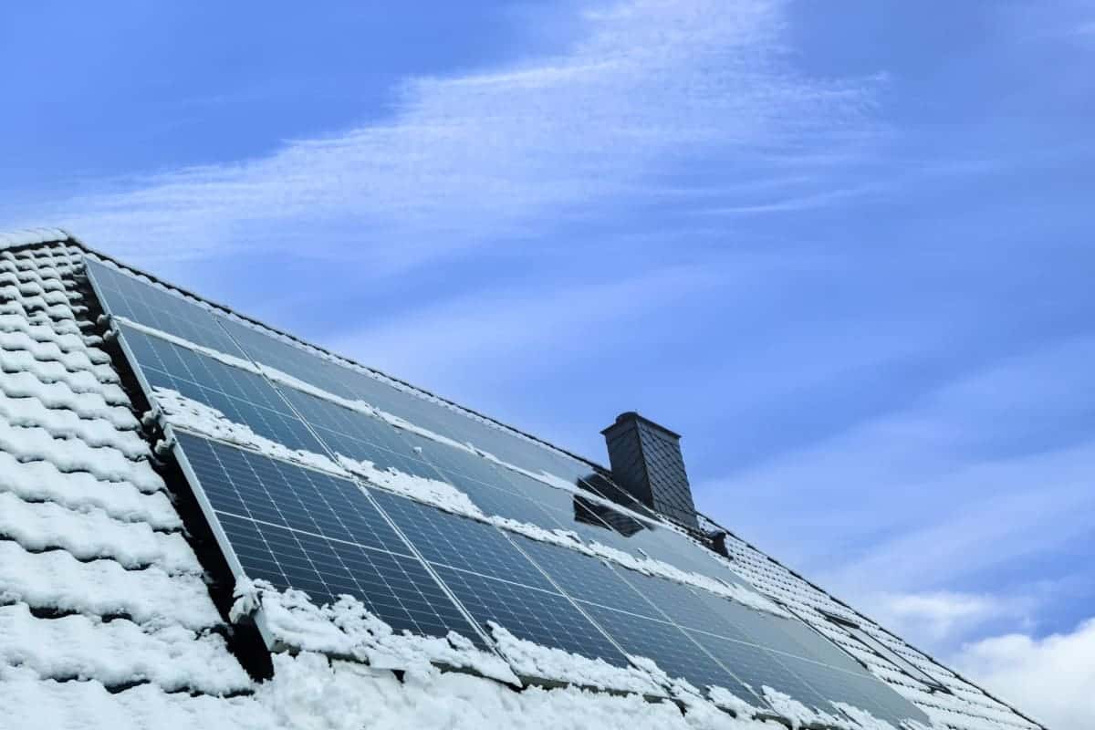 Impactul vremii asupra panourilor fotovoltaice: cum influențează ploaia, zăpada și soarele eficiența lor?