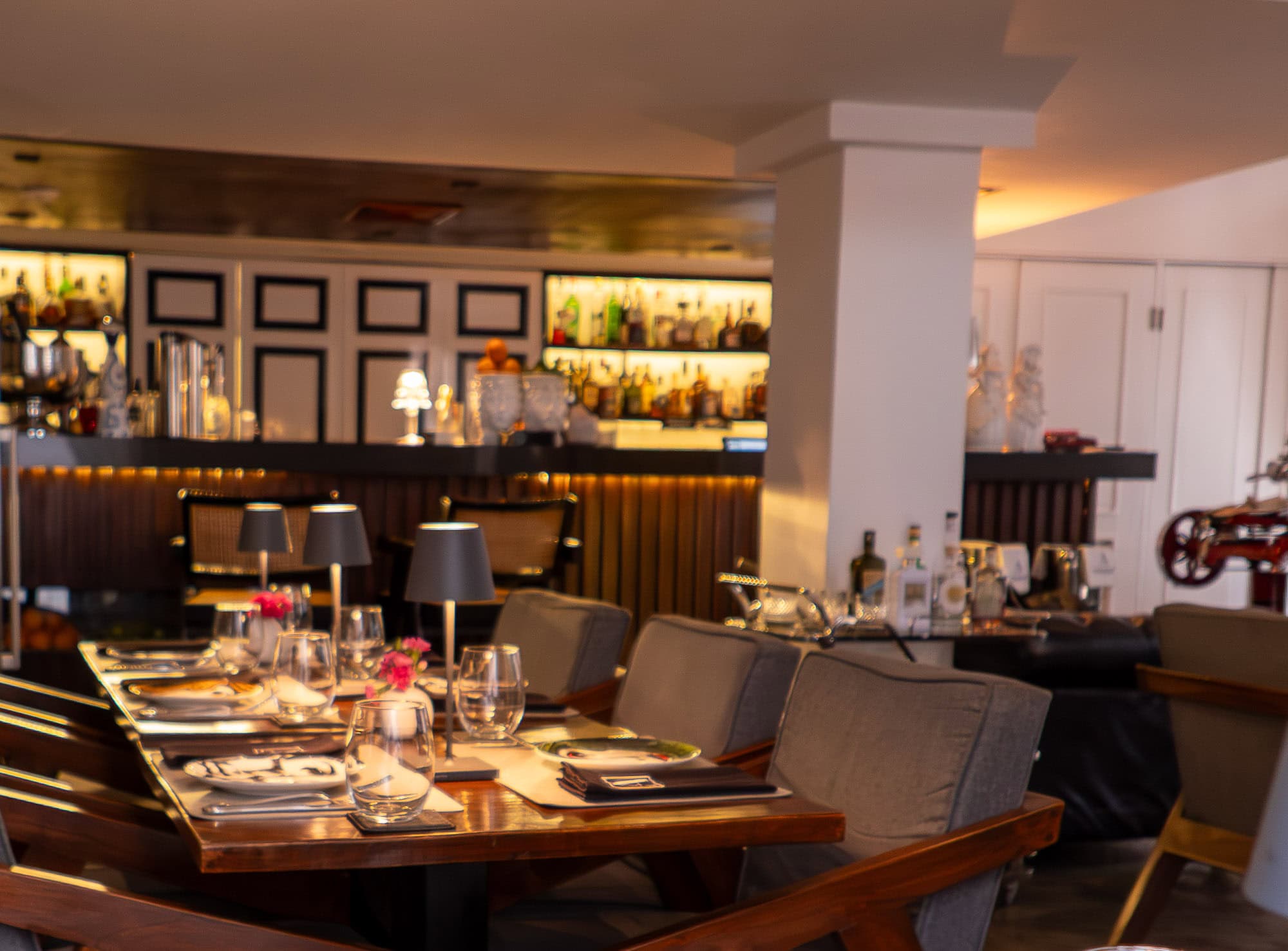 Interior and bar at Afrodisíaco