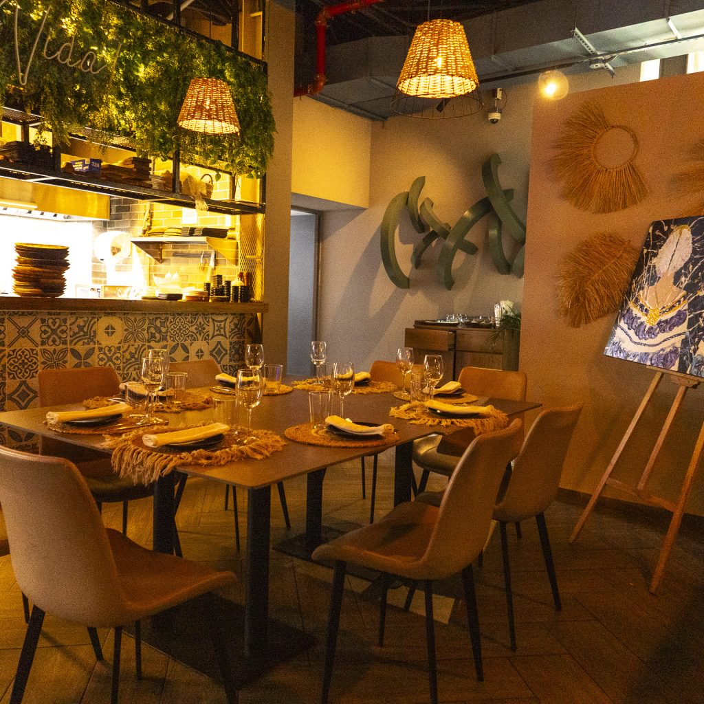 Aya La Vida Casco Viejo dining table set for 8 guests