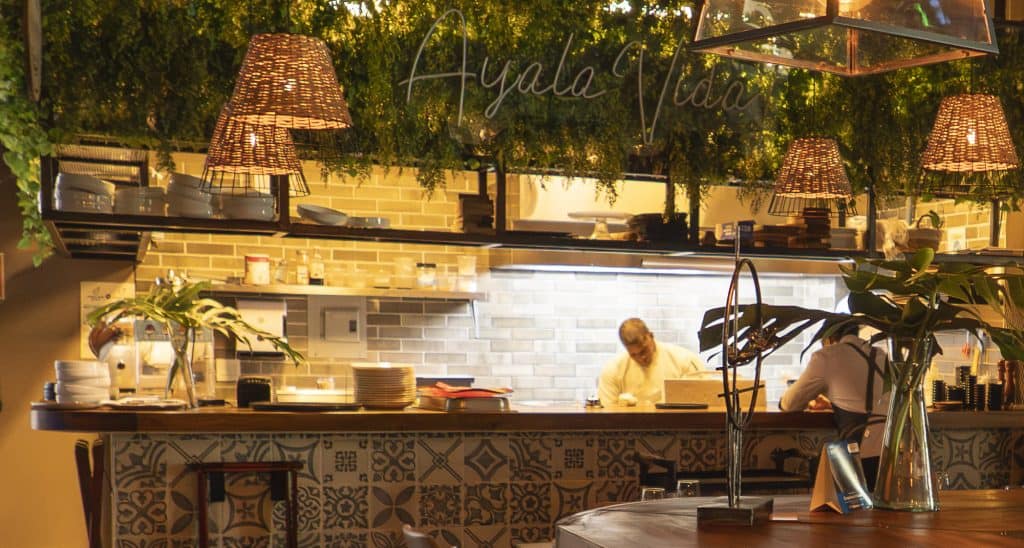 Aya La Vida Casco Viejo open kitchen with chefs preparing food