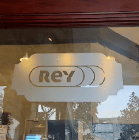 Rey Supermarket in Casco Viejo offering groceries, fresh produce, snacks, wine, and essentials with delivery service for travelers and resident