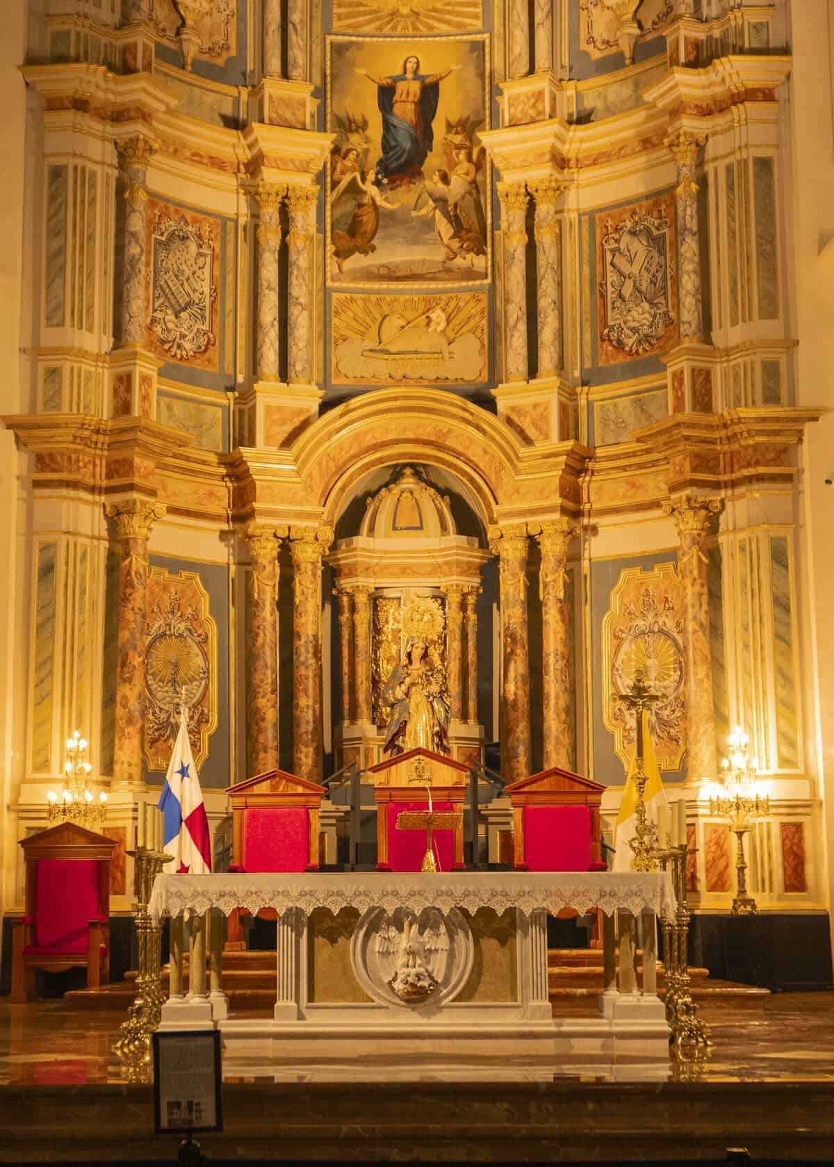 Main altar of the Metropolitan Cathedral of Panama in Casco Viejo, richly decorated with baroque details and gilded iconography.