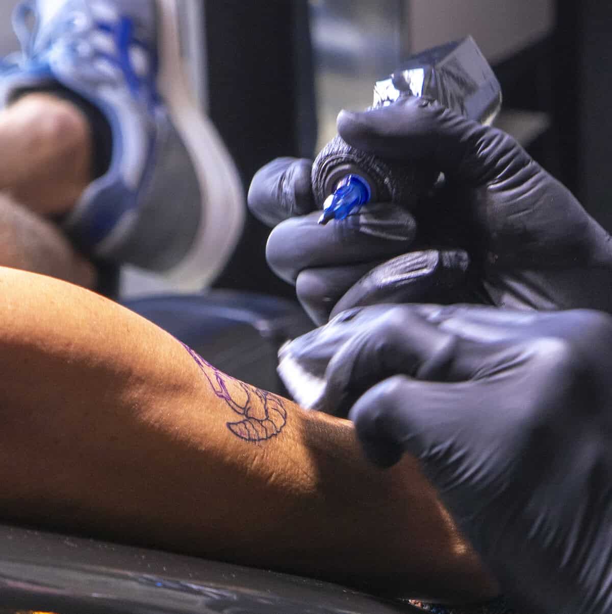 Close-up of a tattoo being inked at Kail Tattoo Studio in Casco Viejo Panama, showing precision and care in every line.