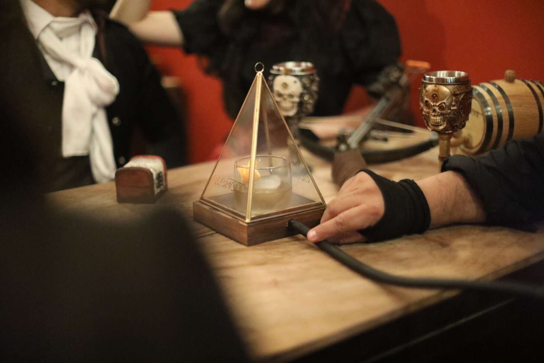 Enclosed aromatic cocktail presentation at Element Bar Casco Viejo using controlled infusion