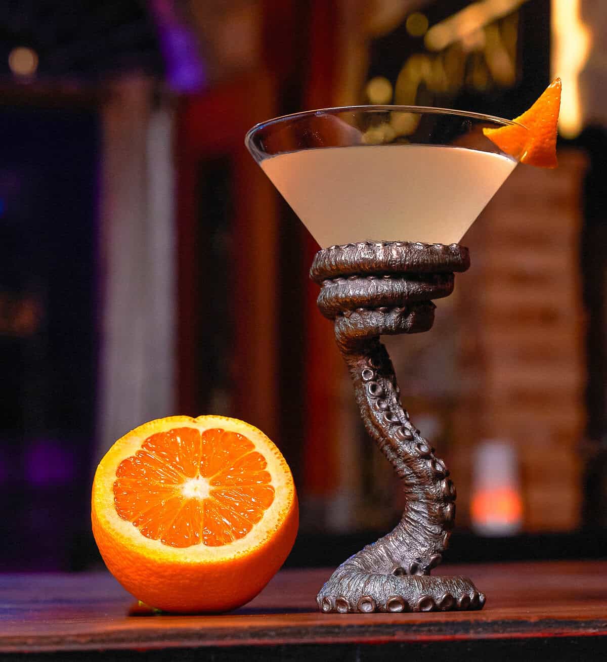 Craft cocktail at Element Bar Casco Viejo served in a sculptural stemmed glass with citrus garnish