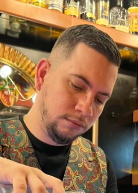 Robert, mixologist at Element Bar in Casco Viejo, preparing a cocktail behind the bar