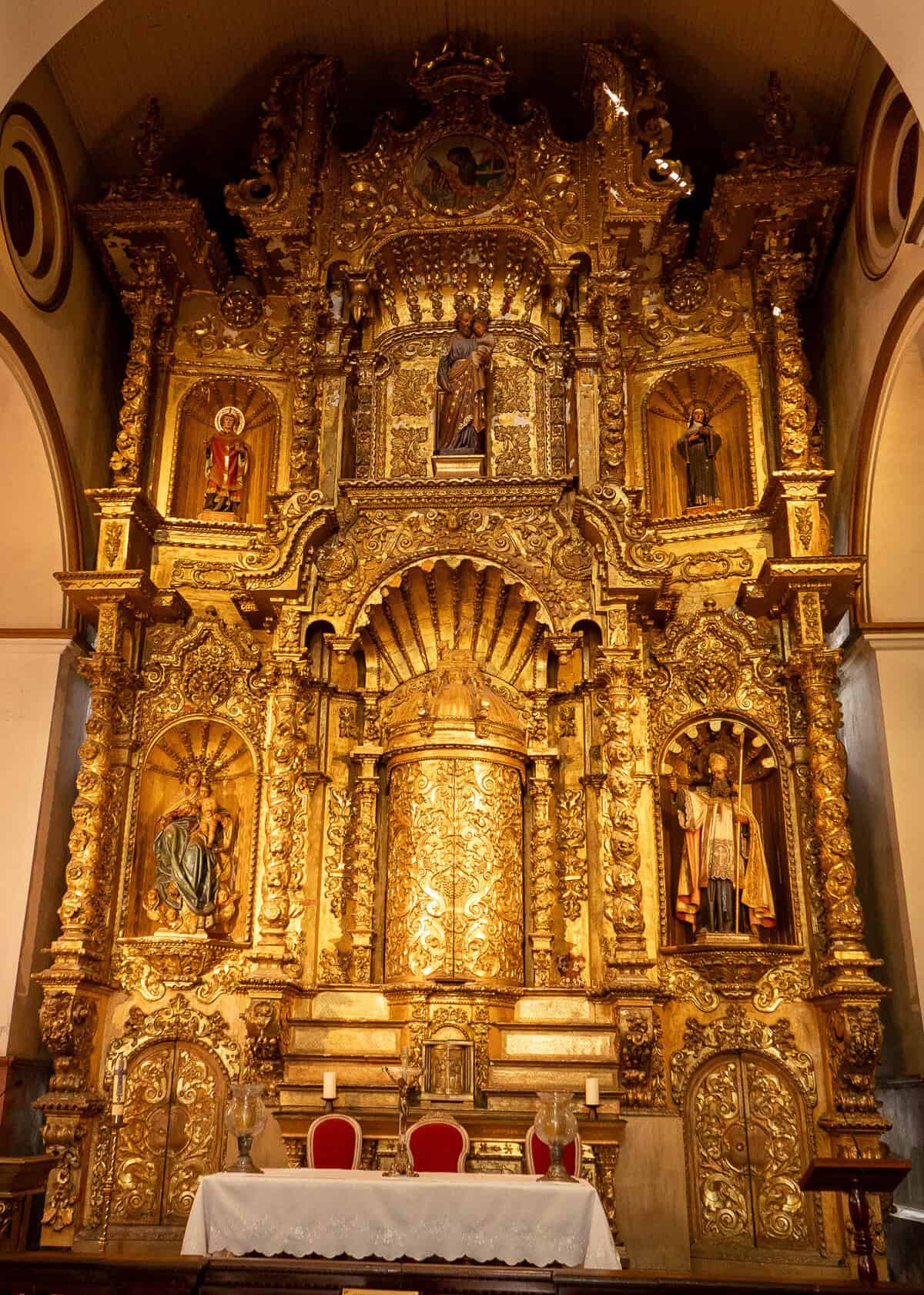 The famous Baroque Golden Altar inside the Church of the Golden Altar (Iglesia de San José) in Casco Viejo, Panama City.