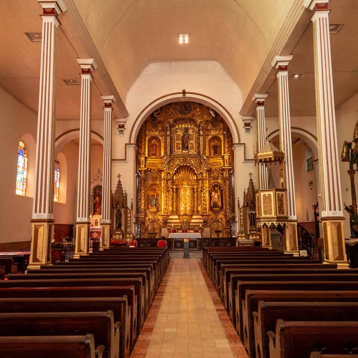 Interior of the Church of the Golden Altar (Iglesia de San José) in Casco Viejo, Panama City, featuring the famous Baroque Golden Altar, central nave, and wooden pews.