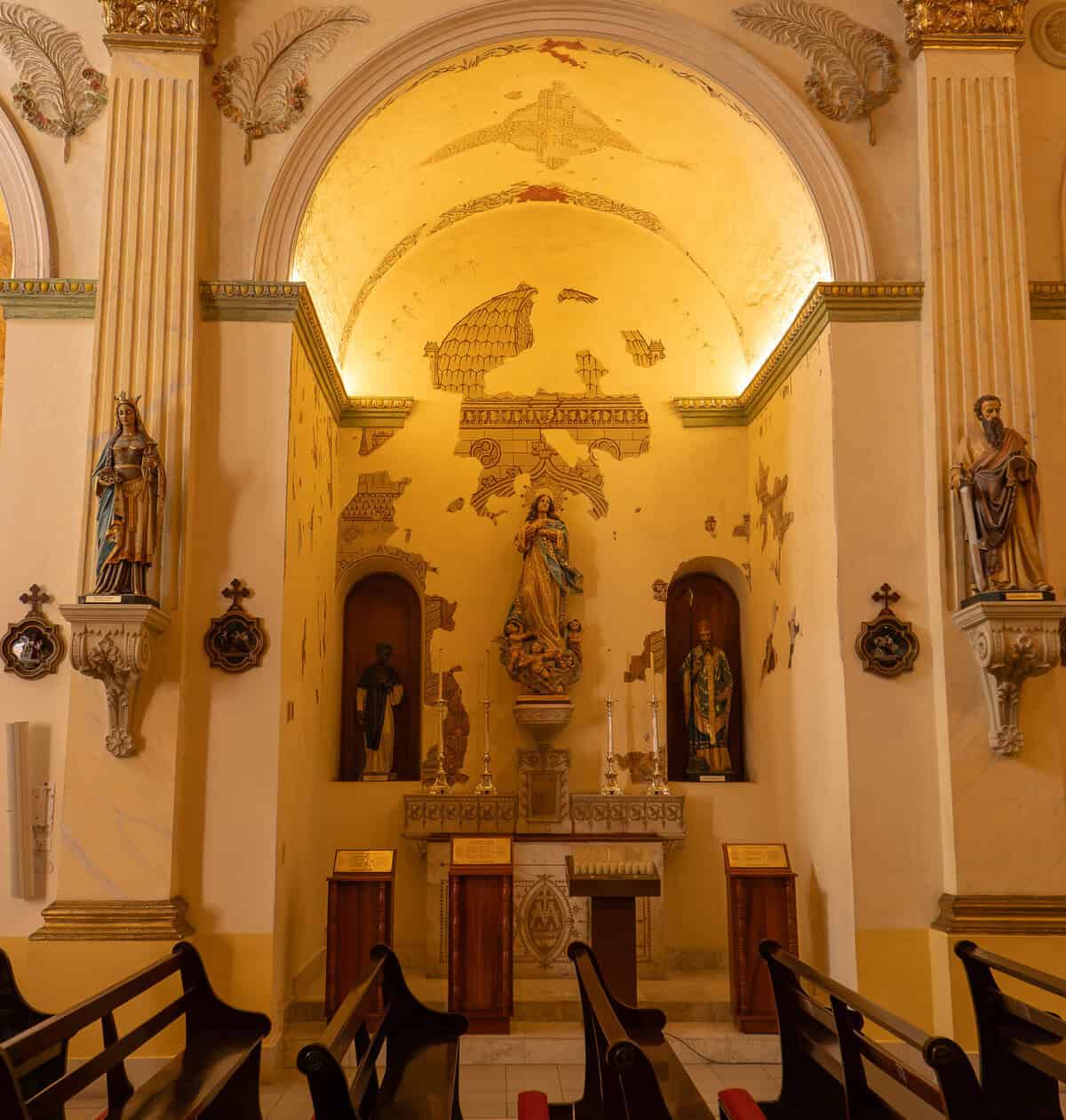 Historic side altar inside the Oratorio San Felipe Neri in Casco Viejo, Panama City, featuring Marian artwork, devotional statues, and beautifully restored colonial architecture.