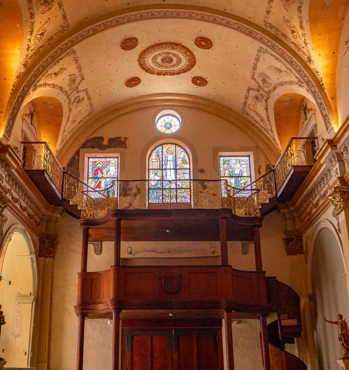 Choir loft and stained-glass windows inside the Oratorio San Felipe Neri in Casco Viejo, Panama City, showcasing the church's beautifully restored colonial architecture.