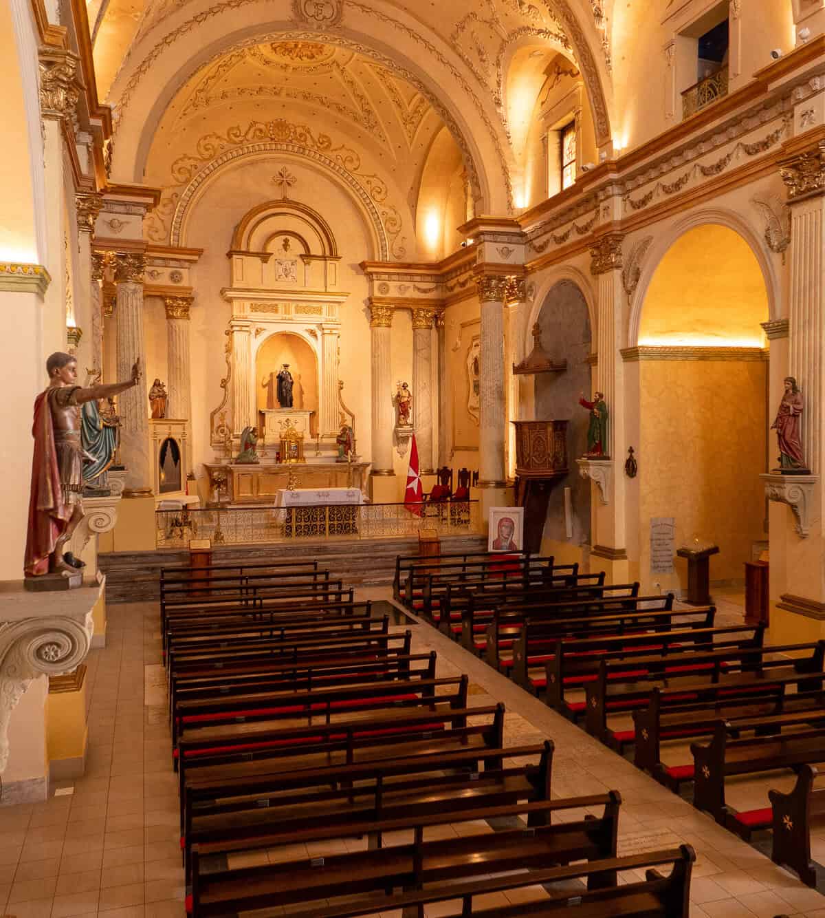 Wide view of the nave inside the Oratorio San Felipe Neri in Casco Viejo, Panama City, showcasing the restored altar, vaulted ceiling, colonial architecture, and wooden pews.