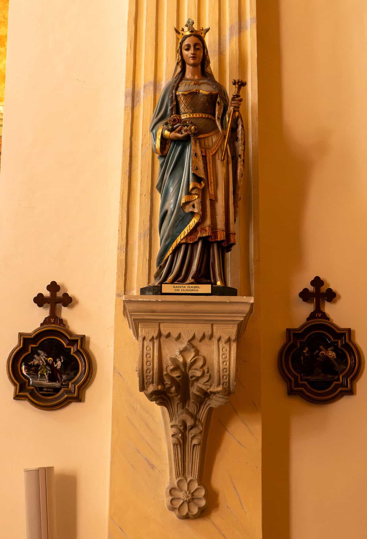 Statue of Saint Isabel inside the Oratorio San Felipe Neri in Casco Viejo, Panama City, displayed within the church's beautifully restored colonial interior.
