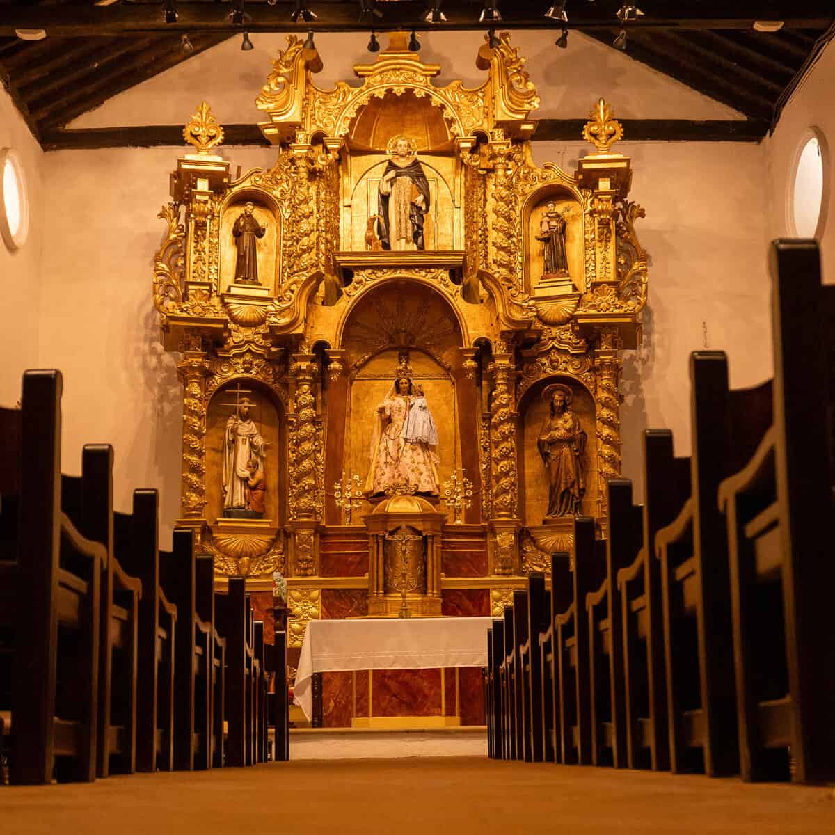 Ornate golden altar inside Iglesia Santo Domingo de Guzmán in Casco Viejo, Panama City.