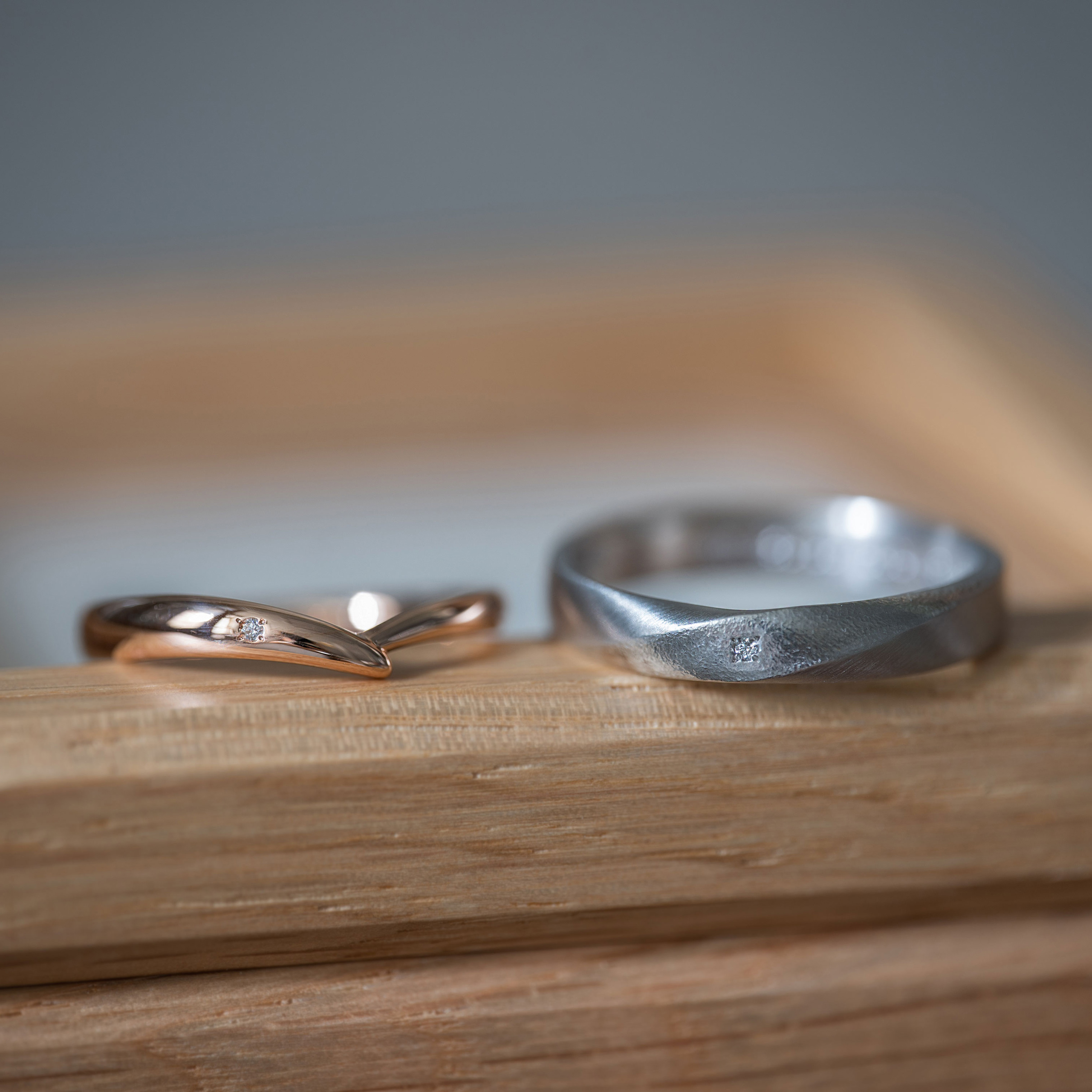 鏡面仕上げとハンマーマットの異なる表情を持つ結婚指輪 - cayof