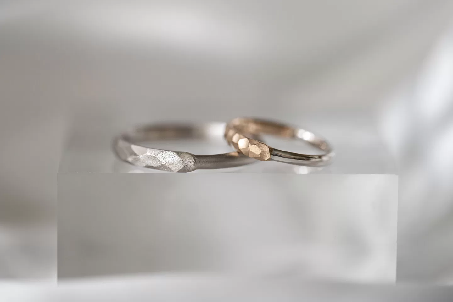 レディースリング、メンズリングの形はお揃いで仕上げは別々にした結婚指輪