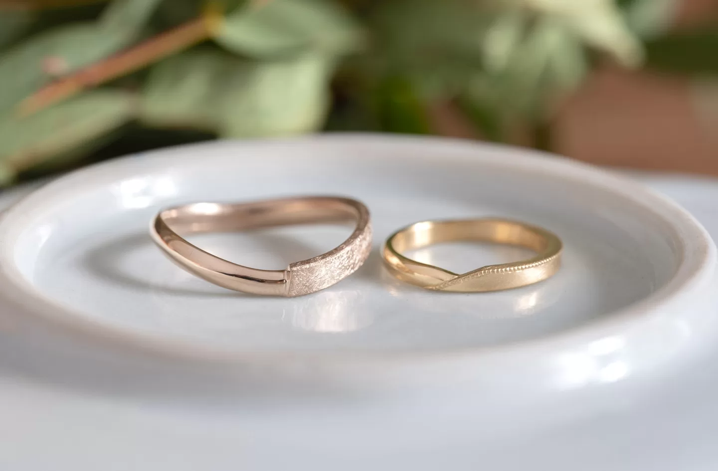 2種類の仕上げを施した結婚指輪を並べた画像
