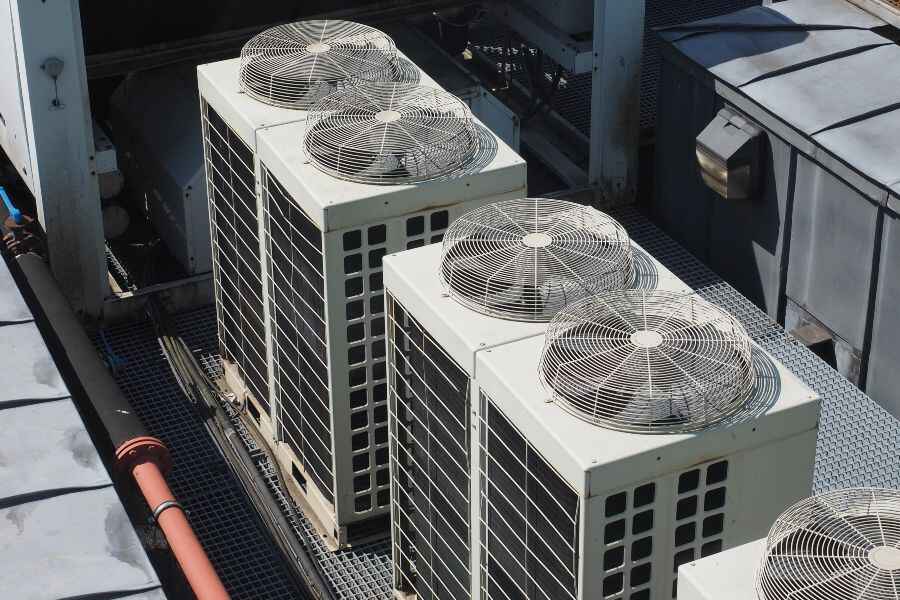 Commercial rooftop VRF and multi-head split air conditioning units for large-scale climate control.