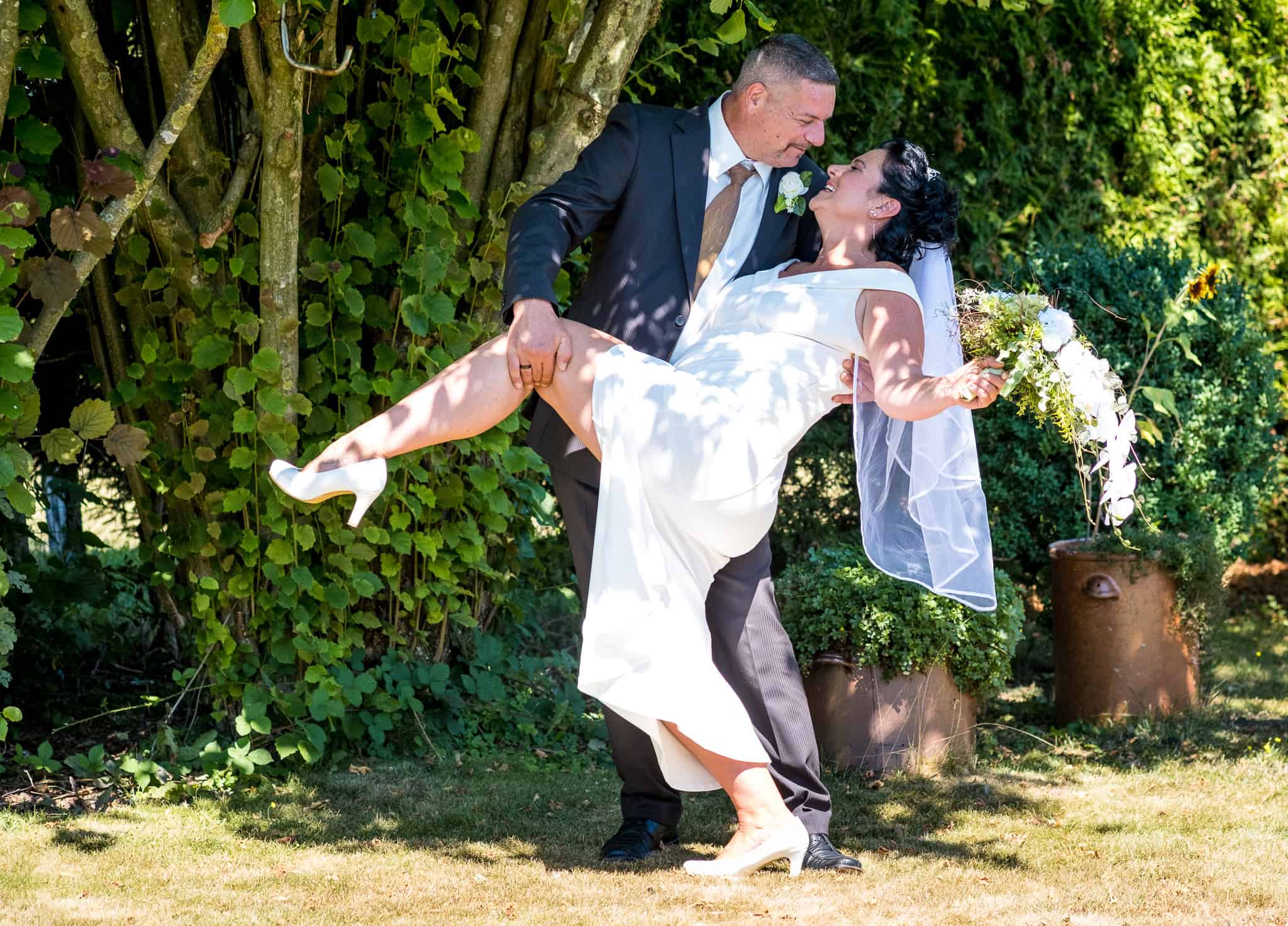 Trauung im Grünen, Hochzeitsfotograf Aachen, romantisches Brautpaarshooting im Garten.