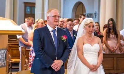 Emotionale Hochzeitszeremonie im Saal in Aachen, Braut und Bräutigam beim Ja-Wort.