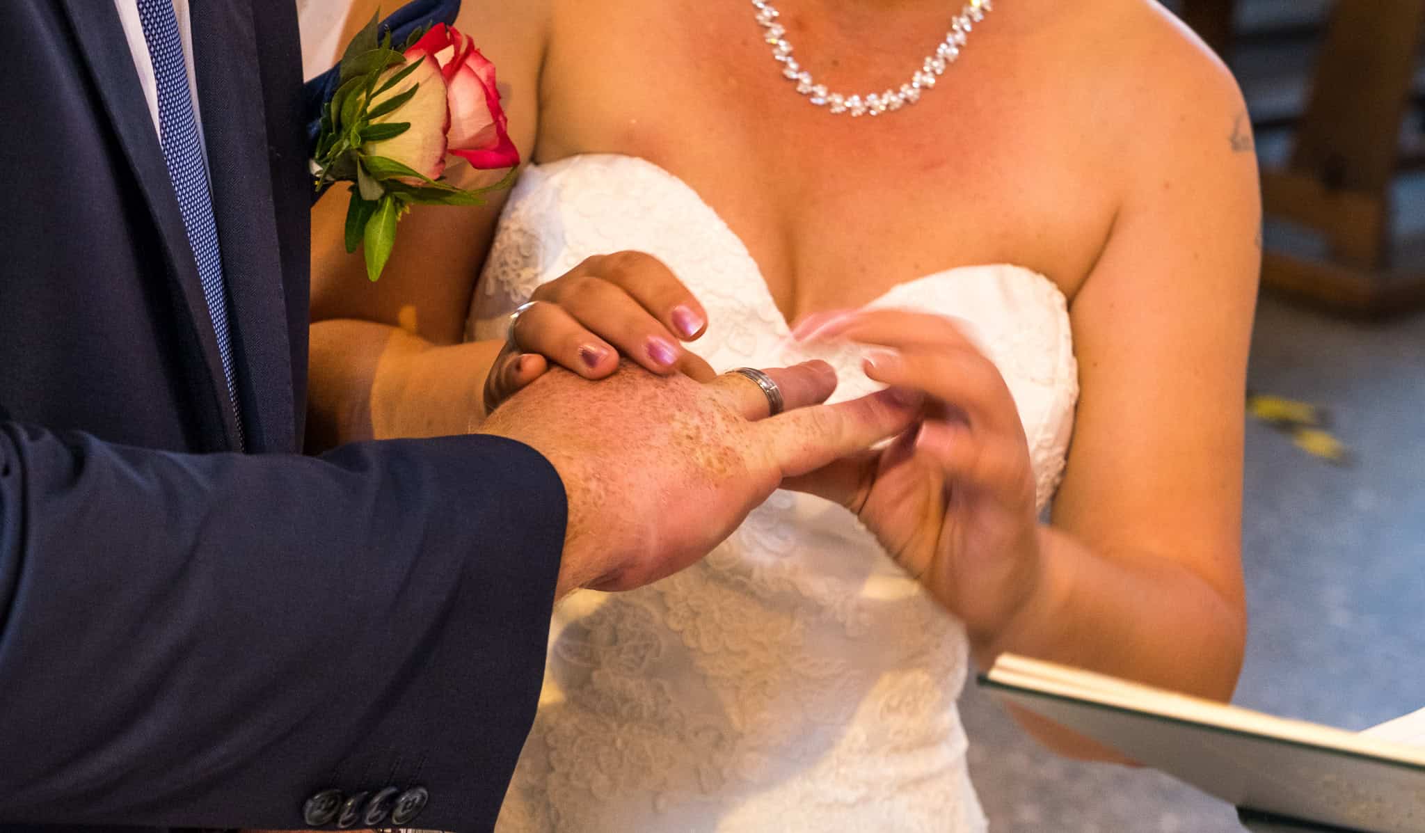 Braut und Bräutigam beim Ringtausch im Standesamt